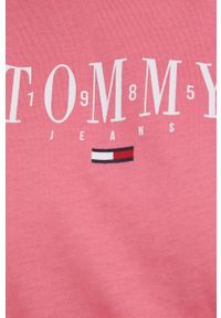Tommy Jeans t-shirt damski kolor różowy. Kolor: różowy. Materiał: bawełna. Długość rękawa: krótki rękaw. Długość: krótkie. Wzór: nadruk