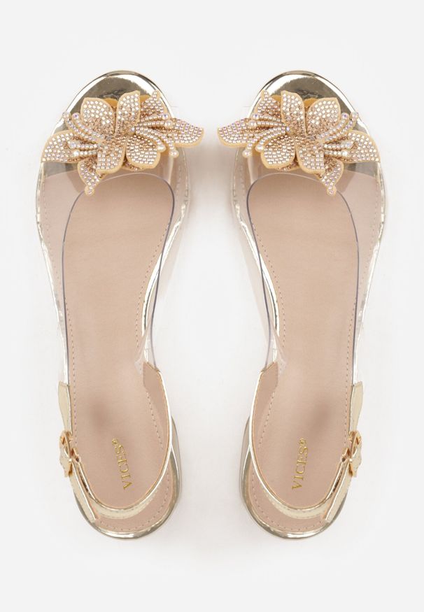 Born2be - Złote Przezroczyste Sandały VICES na Obcasie z Kwiatem 3D i Cyrkoniami Kallinaera. Zapięcie: sprzączka. Kolor: złoty. Wzór: kwiaty. Obcas: na obcasie. Styl: elegancki. Wysokość obcasa: średni