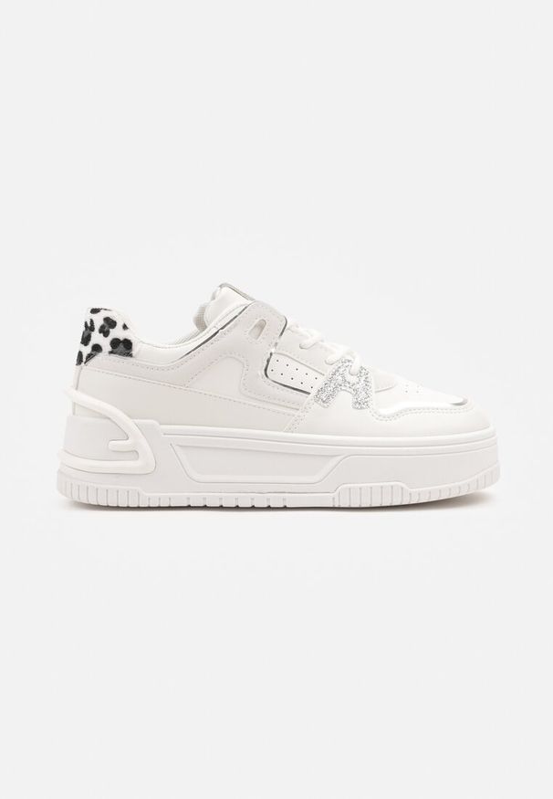 Born2be - Białe Sneakersy na Grubej Podeszwie z Perforacją i Geometrycznym Tłoczeniem Deolisa. Okazja: na co dzień. Kolor: biały. Materiał: jeans. Wzór: geometria. Sezon: jesień, wiosna