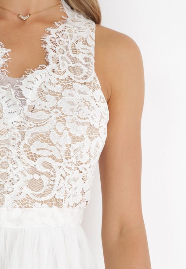 Born2be - Biała Sukienka Maxi z Tiulowym Dołem i Koronkową Górą Deliva. Okazja: na co dzień. Kolor: biały. Materiał: tiul, koronka. Wzór: aplikacja. Styl: casual, klasyczny. Długość: maxi