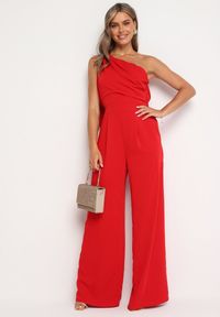 Born2be - Czerwony Kombinezon Asymetryczny na Jedno Ramię z Dwoma Kieszeniami Benama. Okazja: na randkę, na imprezę, na wesele, na ślub cywilny. Kolor: czerwony #4