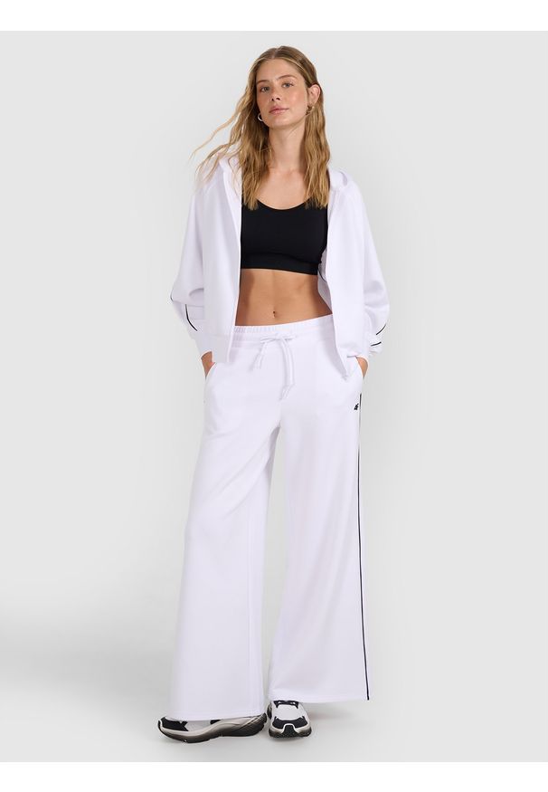 4f - 4F Bluza dresowa rozpinana z kapturem damska - biała XL. Okazja: na co dzień. Typ kołnierza: kaptur. Kolor: biały. Materiał: dresówka. Długość rękawa: raglanowy rękaw. Długość: krótkie. Wzór: gładki, ze splotem. Styl: casual, sportowy