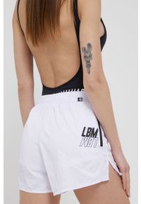 LABELLAMAFIA - LaBellaMafia szorty treningowe Essentials damskie kolor biały z nadrukiem medium waist. Kolor: biały. Wzór: nadruk #2