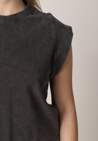 Born2be - Czarny Bawełniany Top z Efektem Sprania Belatia. Okazja: na co dzień. Kolor: czarny. Materiał: bawełna. Styl: casual #5