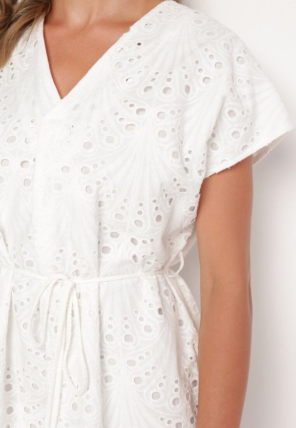 Born2be - Biała Sukienka z Bawełny Zdobiona Haftem z Krótkim Rękawem i Materiałowym Paskiem Dimisha. Okazja: na co dzień. Kolor: biały. Materiał: materiał, bawełna. Długość rękawa: krótki rękaw. Wzór: haft, aplikacja. Typ sukienki: proste, dopasowane. Styl: casual