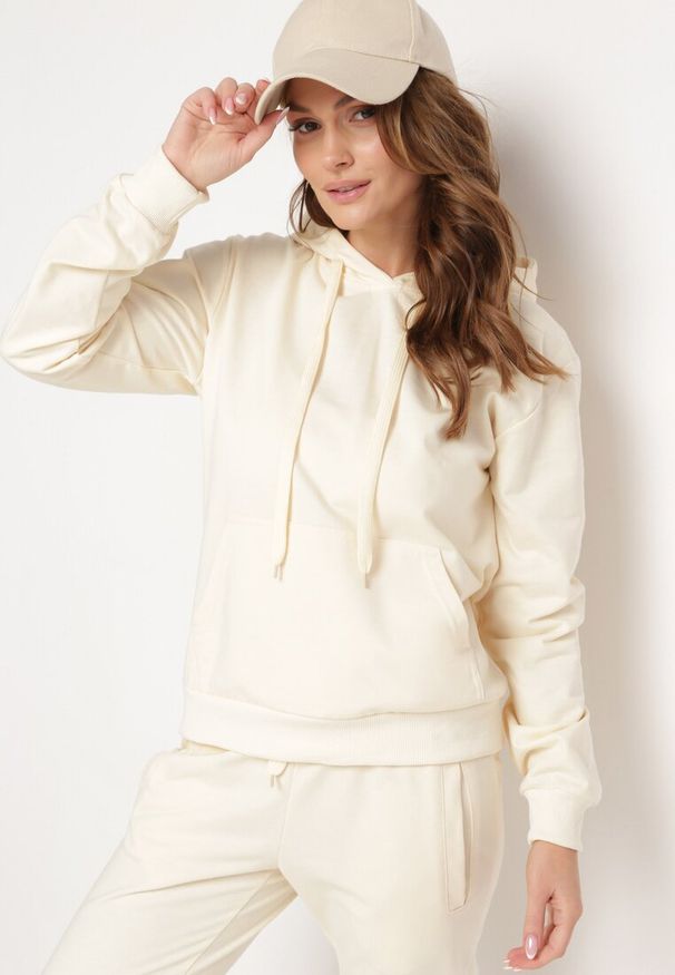 Born2be - Jasnobeżowa Bluza Zakładana przez Głowę z Kapturem i Kieszenią Typu Kangur Roveria. Okazja: na co dzień. Typ kołnierza: kaptur. Kolor: beżowy. Materiał: jeans. Styl: klasyczny, casual