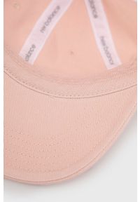 New Balance czapka bawełniana kolor różowy z aplikacją. Kolor: różowy. Materiał: bawełna. Wzór: aplikacja