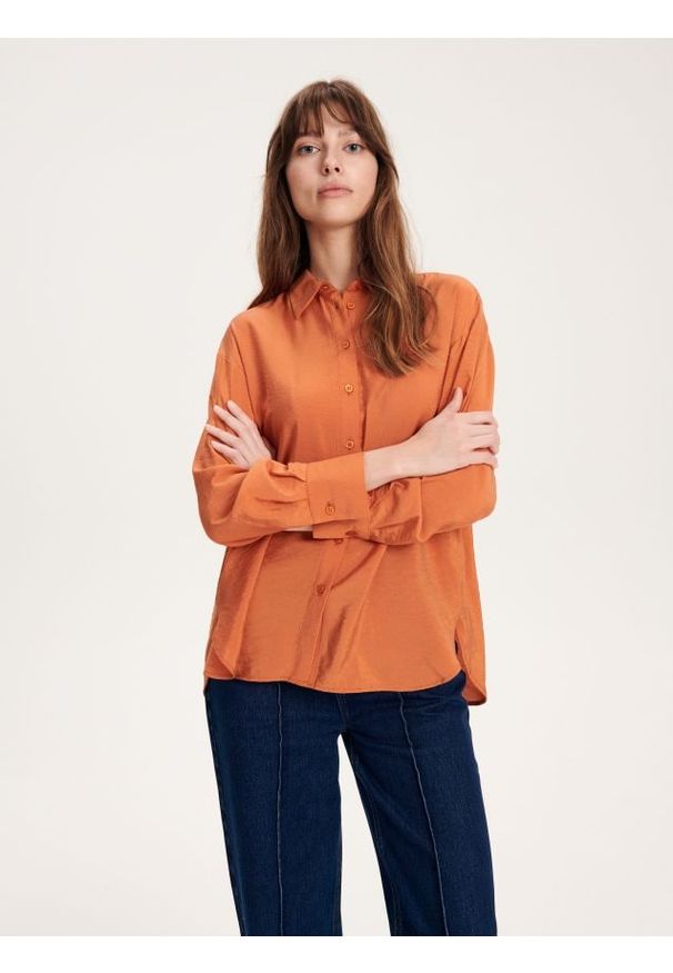 Reserved - Koszula z połyskującej tkaniny - pomarańczowy. Kolor: pomarańczowy. Materiał: tkanina. Styl: klasyczny
