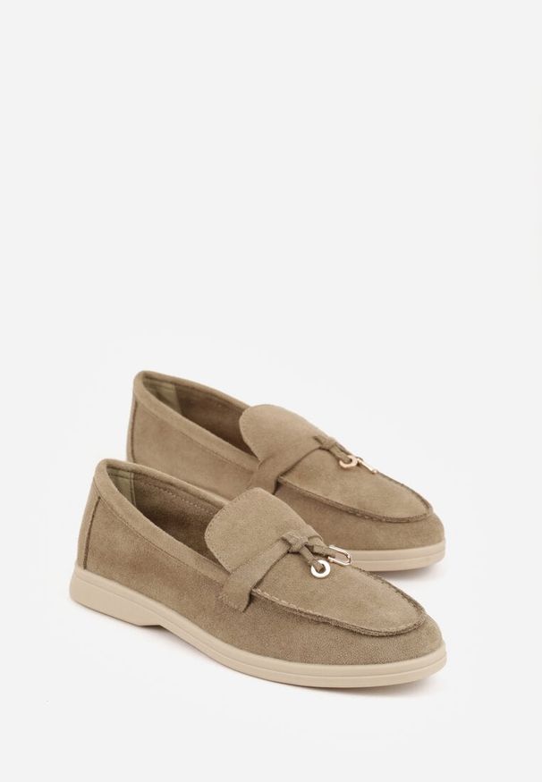 Renee - Jasnozielone Mokasyny z Imitacji Zamszu Zdobione Zawieszką i Przeszyciem Aezoris. Okazja: na co dzień. Kolor: zielony. Materiał: zamsz. Wzór: aplikacja. Styl: casual, elegancki