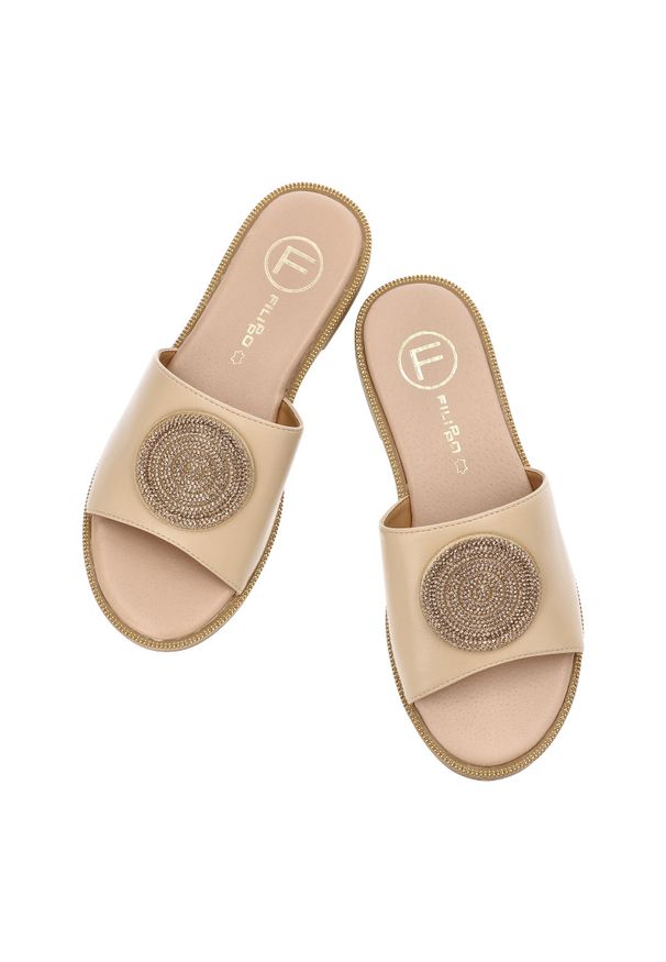 Beżowe Klapki Filippo Modne Obuwie Damskie. Okazja: na co dzień. Nosek buta: okrągły. Kolor: beżowy. Materiał: skóra. Wzór: gładki, aplikacja. Sezon: lato. Styl: casual