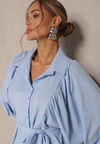 Renee - Jasnoniebieska Rozkloszowana Sukienka z Falbanami i Paskiem Divanessa. Okazja: na co dzień. Kolor: niebieski. Materiał: materiał. Typ sukienki: proste, rozkloszowane. Styl: casual