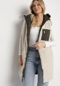 Born2be - Ciemnozielona Pikowana Kamizelka Dwustronna z Futerkiem Typu Baranek i Kapturem Lertiala. Okazja: na co dzień. Kolor: zielony. Materiał: futro. Wzór: aplikacja. Styl: casual, elegancki, klasyczny #3