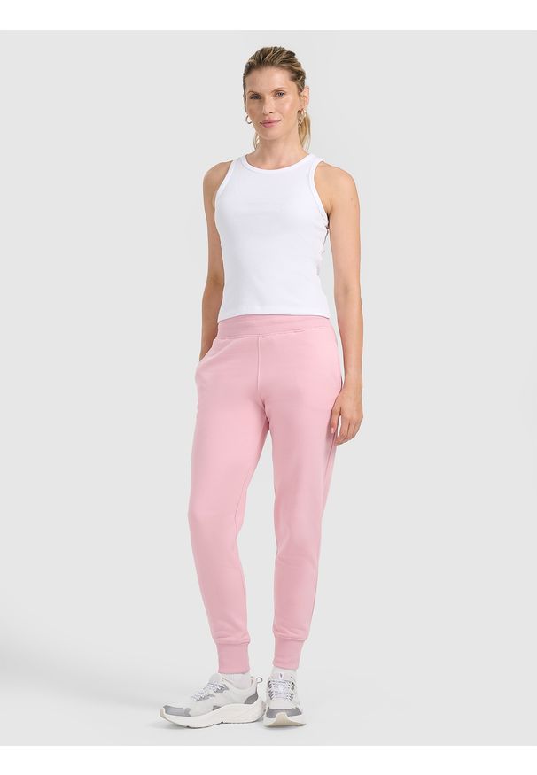 4f - 4F Spodnie dresowe joggery damskie - różowe XS. Kolor: różowy. Materiał: dresówka. Wzór: gładki, ze splotem