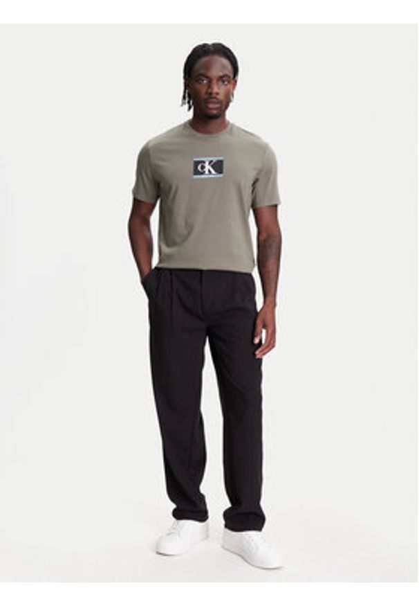 Calvin Klein T-Shirt Box Tape Graphic LV04RC854G Zielony Regular Fit. Kolor: zielony. Materiał: bawełna