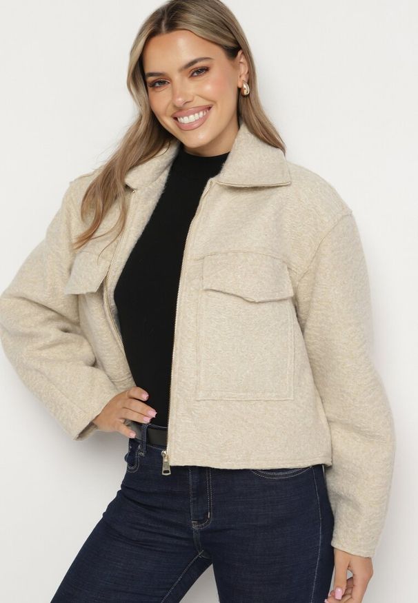 Born2be - Beżowa Pudełkowa Kurtka z Kołnierzykiem i Kieszeniami o Krótkim Fasonie Neliella. Okazja: na co dzień. Kolor: beżowy. Materiał: jeans. Długość: krótkie. Styl: elegancki, casual