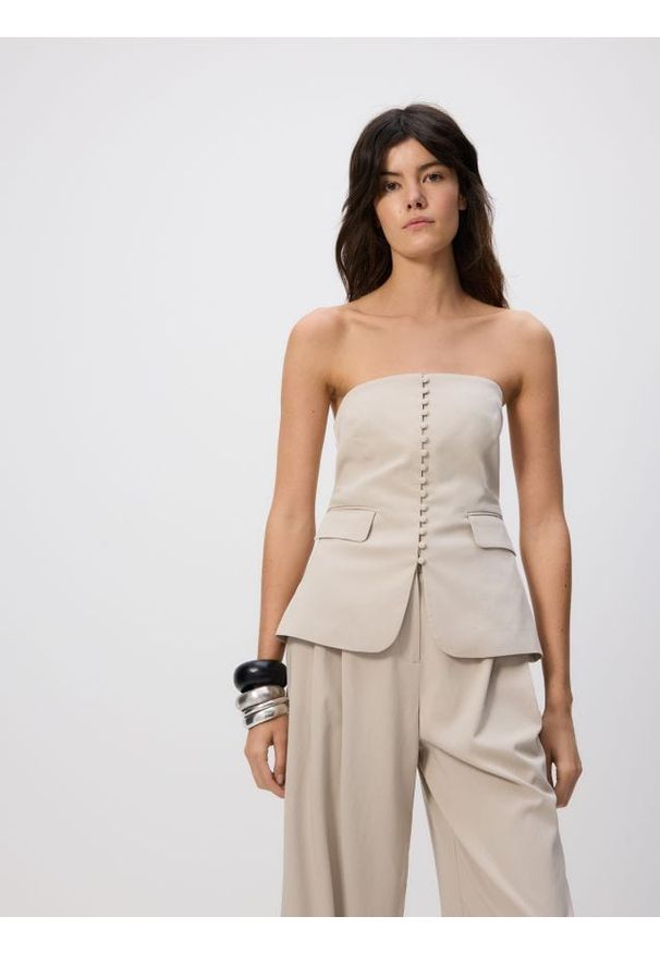 Reserved - Gorsetowy top - beżowy. Typ kołnierza: dekolt gorset. Kolor: beżowy. Materiał: wiskoza, tkanina