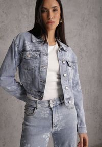 Renee - Niebieska Jeansowa Kurtka Cropped z Bawełną i Wiskozą w Kwiatowy Print Malwira. Okazja: na co dzień. Kolor: niebieski. Materiał: wiskoza, jeans, bawełna. Wzór: nadruk, kwiaty. Sezon: wiosna. Styl: casual #3