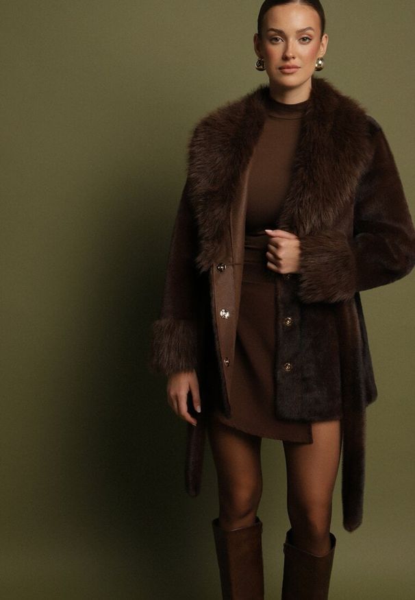 Born2be - Brązowa Kurtka Futerko z Wiązanym Paskiem Ozdobnymi Mankietami i Kołnierzem Coellame. Okazja: na co dzień. Kolor: brązowy. Materiał: futro. Styl: casual, elegancki, klasyczny