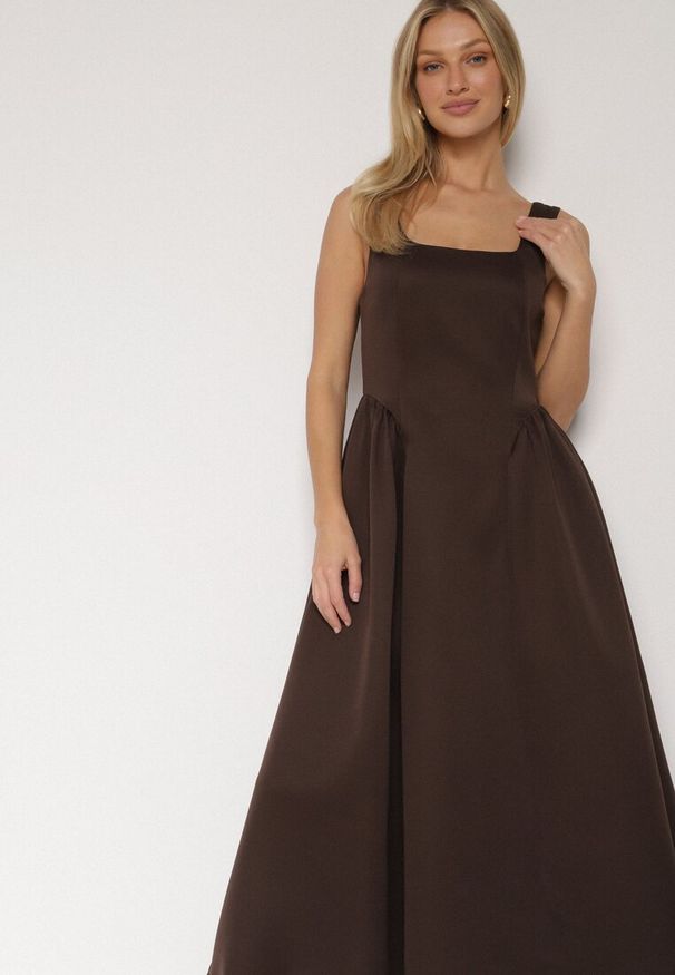 Born2be - Brązowa Rozkloszowana Sukienka na Szerokich Ramiączkach Reterna. Okazja: na imprezę. Typ kołnierza: dekolt kwadratowy. Kolor: brązowy. Długość rękawa: na ramiączkach. Styl: elegancki. Długość: mini