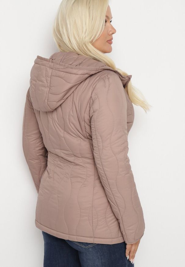 Born2be - Ciemnobeżowa Kurtka Pikowana z Nieodpinanym Kapturem Lotizia. Okazja: na co dzień. Kolor: beżowy. Materiał: jeans. Styl: elegancki, klasyczny, casual