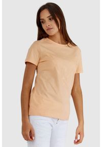 Guess - GUESS Brzoskwiniowy t-shirt damski bawełniany z trójkątnym logo, Rozmiar S. Kolor: pomarańczowy. Materiał: bawełna