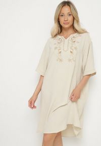 Born2be - Jasnobeżowa Sukienka Pudełkowa z Guzikami i Ozdobnymi Haftami Jenivanea. Okazja: na co dzień. Typ kołnierza: dekolt w serek. Kolor: beżowy. Materiał: skóra. Długość rękawa: długi rękaw. Wzór: haft. Styl: casual, elegancki #7