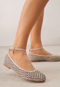 Renee - Jasnobeżowe Balerinki ze Skórzaną Wkładką i Metaliczną Ozdobą Dorialori. Zapięcie: sprzączka. Kolor: beżowy. Materiał: skóra. Wzór: aplikacja. Styl: elegancki #4