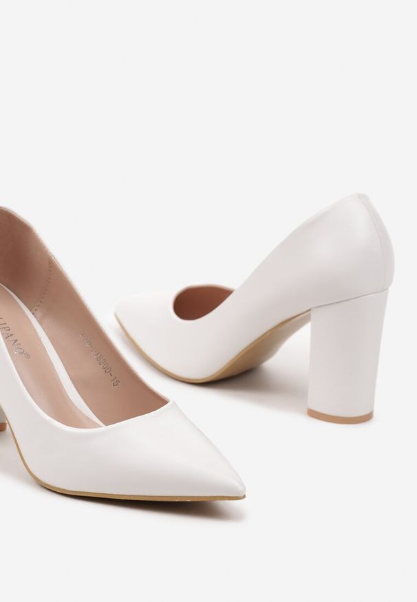 Renee - Białe Czółenka na Słupku w Klasycznym Stylu Quaravia. Okazja: na co dzień. Kolor: biały. Materiał: jeans, jedwab. Obcas: na słupku. Styl: klasyczny