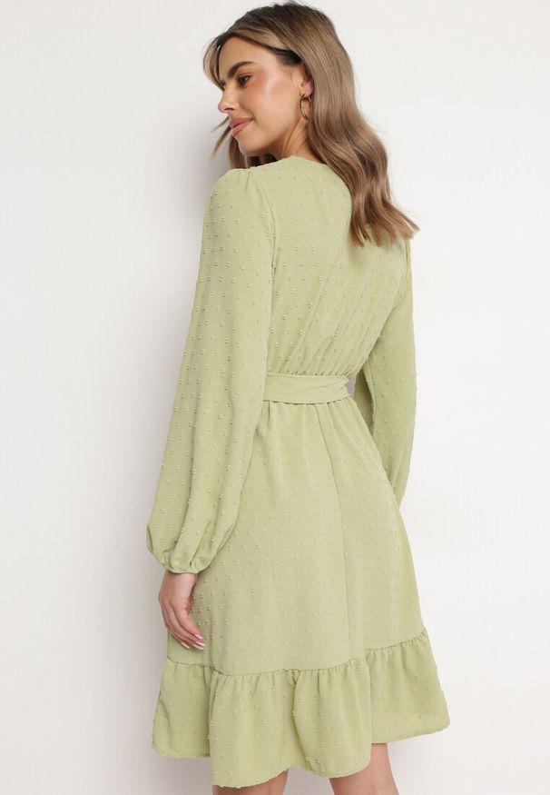 Born2be - Zielona Sukienka Mini z Tkaniny Plumeti Z Koronką i Materiałowym Paskiem Difia. Kolor: zielony. Materiał: koronka, materiał, tkanina. Wzór: koronka. Długość: mini