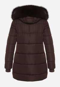Born2be - Brązowa Pikowana Kurtka z Kapturem z Futerkiem Nenadria. Okazja: na spotkanie biznesowe, do pracy, na co dzień. Typ kołnierza: kaptur. Kolor: brązowy. Materiał: futro. Wzór: aplikacja. Styl: casual, biznesowy #3