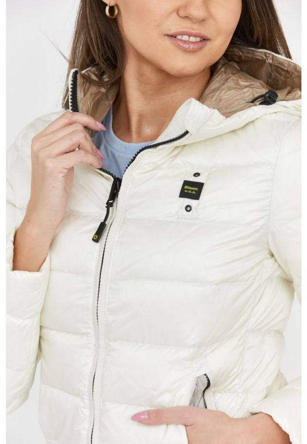 Blauer USA - BLAUER Puchowa kurtka ecru damska z kapturem Claudia fashion down jacket with hood, Rozmiar S. Typ kołnierza: kaptur. Kolor: biały. Materiał: puch