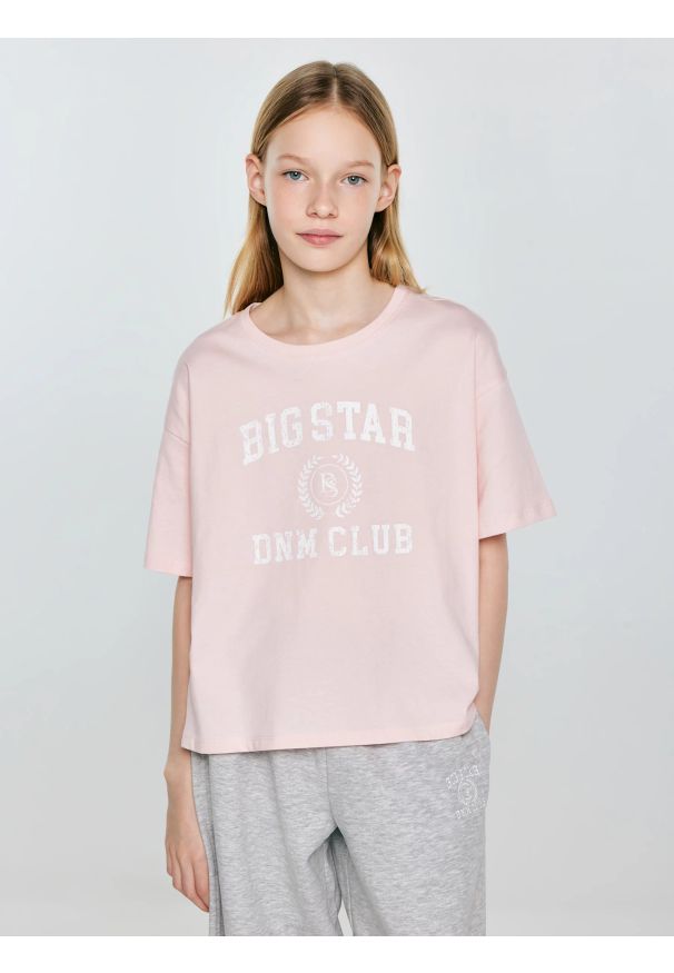 Big-Star - Koszulka dziewczęca z nadrukiem różowa Minka 600. Okazja: na co dzień, na uczelnię. Kolor: różowy. Materiał: dzianina, tkanina, bawełna, skóra, jeans. Długość: krótkie. Wzór: nadruk. Styl: casual, klasyczny, młodzieżowy