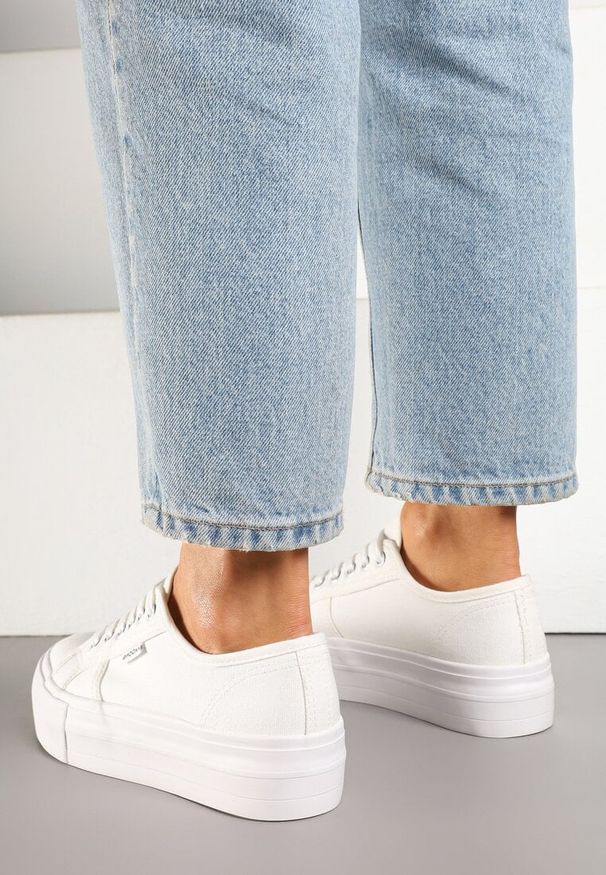 Born2be - Białe Klasyczne Trampki na Grubej Podeszwie Maireli. Okazja: na co dzień. Kolor: biały. Materiał: jeans. Styl: klasyczny