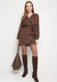 Born2be - Brązowa Kopertowa Sukienka w Tłoczone Kwiaty z Wiązaniem w Talii Esna. Kolor: brązowy. Materiał: poliester. Wzór: kwiaty. Typ sukienki: kopertowe. Styl: klasyczny #2