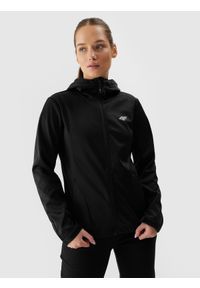 4f - Kurtka softshell wiatroodporna membrana 5000 damska - czarna. Typ kołnierza: kaptur. Kolor: czarny. Materiał: softshell. Technologia: Windstopper. Sezon: jesień, wiosna, zima. Sport: kolarstwo