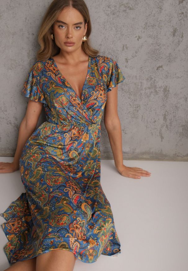 Renee - Niebieska Kopertowa Sukienka z Domieszką Wiskozy Zdobiona Wzorem Paisley Nesaleia. Okazja: na co dzień. Typ kołnierza: dekolt w kształcie V. Kolor: niebieski. Materiał: wiskoza. Długość rękawa: krótki rękaw. Wzór: aplikacja, paisley. Typ sukienki: kopertowe. Styl: elegancki, casual