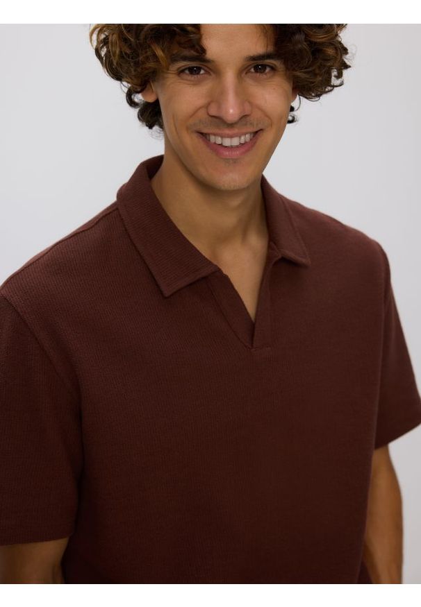 Reserved - Strukturalne polo comfort fit - mahoniowy. Typ kołnierza: polo. Kolor: brązowy. Materiał: dzianina, bawełna