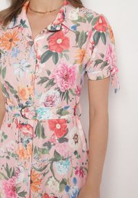 Born2be - Różowa Rozkloszowana Sukienka o Koszulowym Kroju z Paskiem w Kwiatowy Wzór Fevelorine. Okazja: na co dzień. Kolor: różowy. Wzór: kwiaty. Typ sukienki: koszulowe. Styl: casual #3