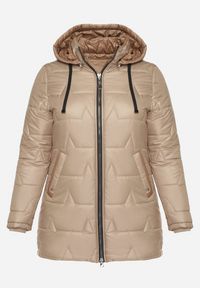 Born2be - Ciemnobeżowa Pikowana Kurtka o Prostym Kroju z Kapturem Nileria. Okazja: do pracy, na co dzień, na spotkanie biznesowe. Typ kołnierza: kaptur. Kolekcja: plus size. Kolor: beżowy. Materiał: dzianina, jeans, poliester. Styl: casual, biznesowy