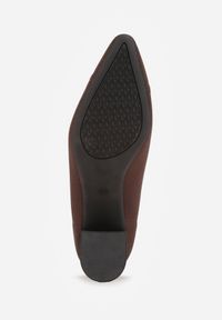 Renee - Brązowe Strukturalne Czółenka VICES na Słupkowym Obcasie Abathise. Nosek buta: otwarty. Kolor: brązowy. Materiał: skóra, materiał. Obcas: na obcasie. Wysokość obcasa: średni #7