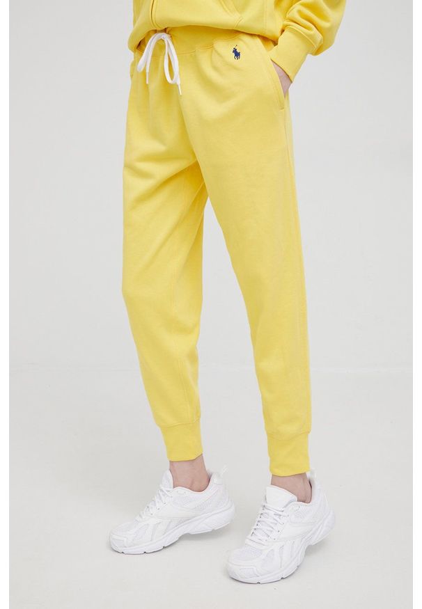 Polo Ralph Lauren spodnie dresowe 211780215022 damskie kolor żółty gładkie. Stan: podwyższony. Kolor: żółty. Materiał: dresówka. Wzór: gładki