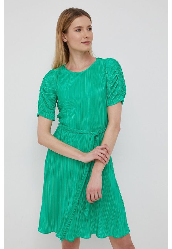 DKNY - Dkny sukienka kolor zielony mini rozkloszowana. Kolor: zielony. Materiał: tkanina. Długość rękawa: krótki rękaw. Typ sukienki: rozkloszowane, plisowane. Długość: mini
