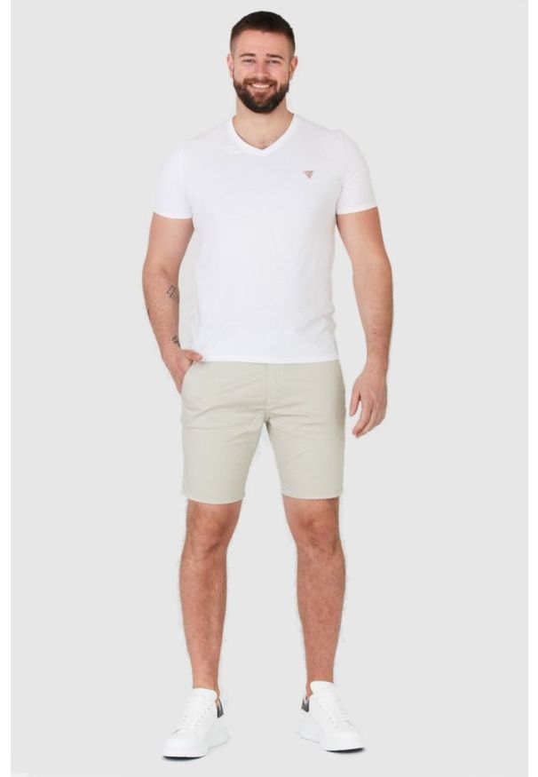 Guess - GUESS Beżowe szorty męskie. Kolor: beżowy. Materiał: bawełna