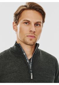 Pako Lorente - PAKO LORENTE – Grafitowy sweter męski ze stójką. Typ kołnierza: kołnierzyk stójkowy. Kolor: szary. Materiał: akryl, wełna. Sezon: zima, jesień #2