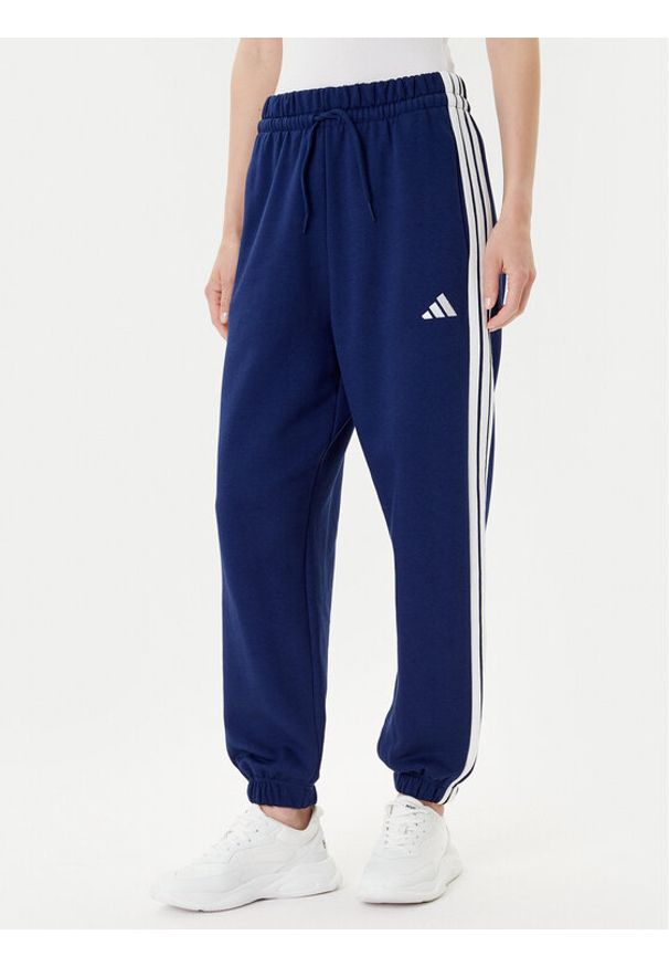 Adidas - adidas Spodnie dresowe Essentials 3-Stripes Fleece JX7696 Niebieski Loose Fit. Kolor: niebieski. Materiał: syntetyk