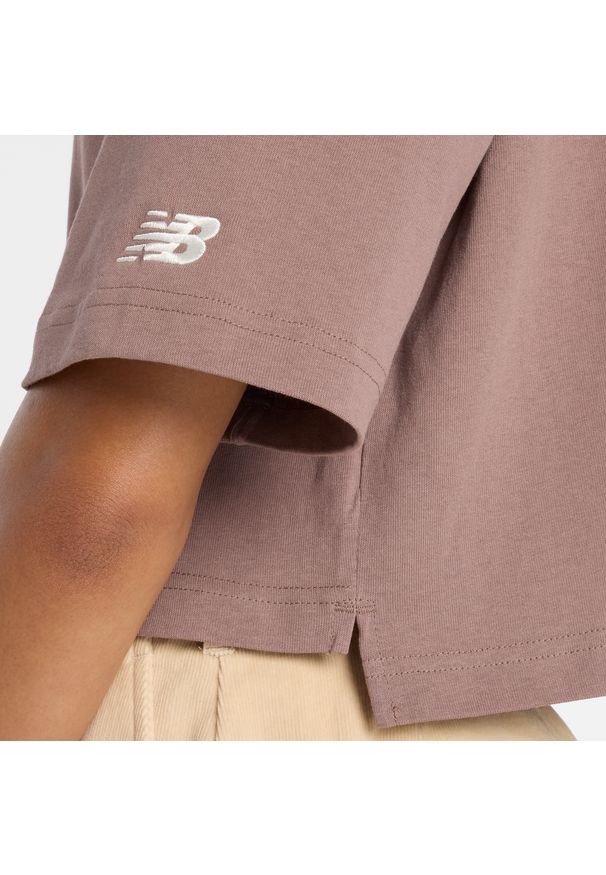 Koszulka damska New Balance WT53904EAS – brązowa. Kolor: brązowy. Materiał: bawełna. Wzór: kolorowy, napisy