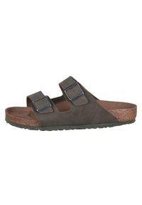 Klapki męskie Birkenstock Arizona Desert Dust Thyme Syn Vegan. Zapięcie: klamry. Kolor: zielony. Materiał: materiał, syntetyk. Szerokość cholewki: normalna. Sport: turystyka piesza, pływanie, fitness