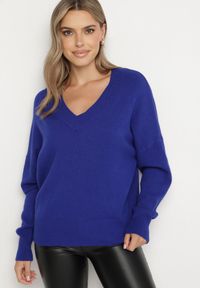 Born2be - Granatowy Sweter z Dekoltem w V z Domieszką Kaszmiru Mariara. Okazja: na co dzień. Typ kołnierza: dekolt w kształcie V. Kolor: niebieski. Materiał: kaszmir. Wzór: bez wzorów. Styl: casual