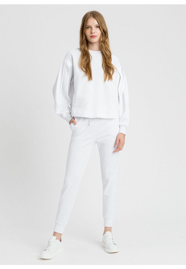 TwinSet - Białe spodnie dresowe Twinset. Kolor: biały. Materiał: dresówka. Wzór: napisy