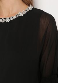 Born2be - Czarna Rozkloszowana Sukienka Mini z Dekoltem Ozdobionym Cyrkoniami i Falbanką Stevianta. Kolor: czarny. Wzór: aplikacja. Długość: mini #4